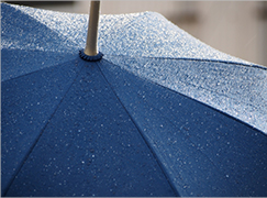 裏地は傘にも使われる、防水ナイロンタフタを使用し、表地は強撥水加工を施しております。